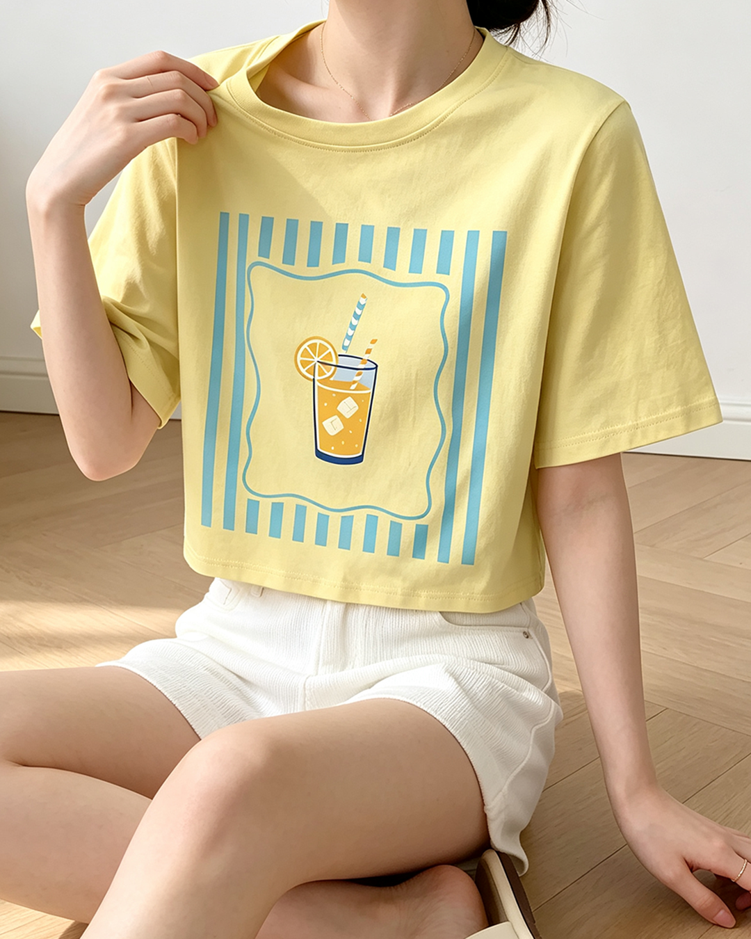 Women's Cute Lemon Drink Graphic T-Shirt, Crew Neck Short Sleeve Casual Cropped Summer Top in Light Yellow